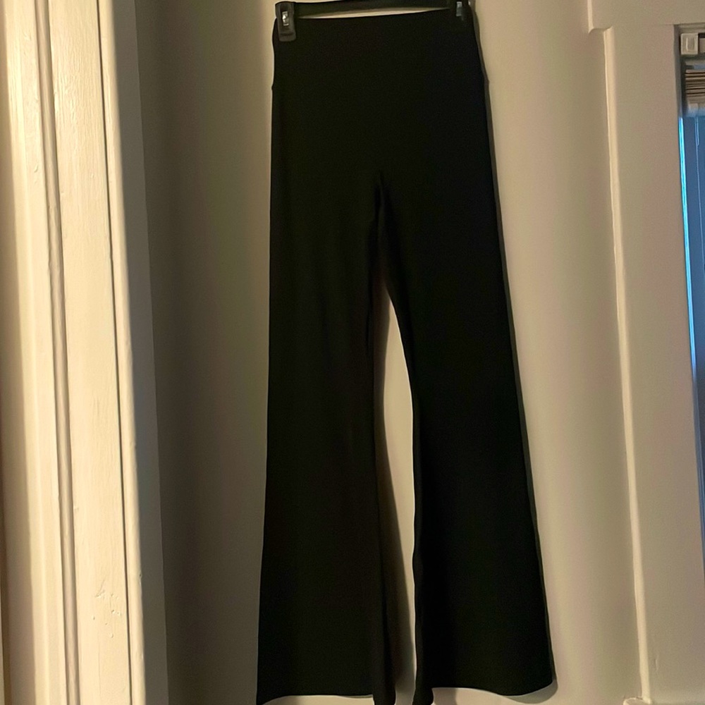 AERIE CROSSOVER FLARE LEGGINGS. GREAT CONDITION. SIZE LARGE. FREE SHIPPING.